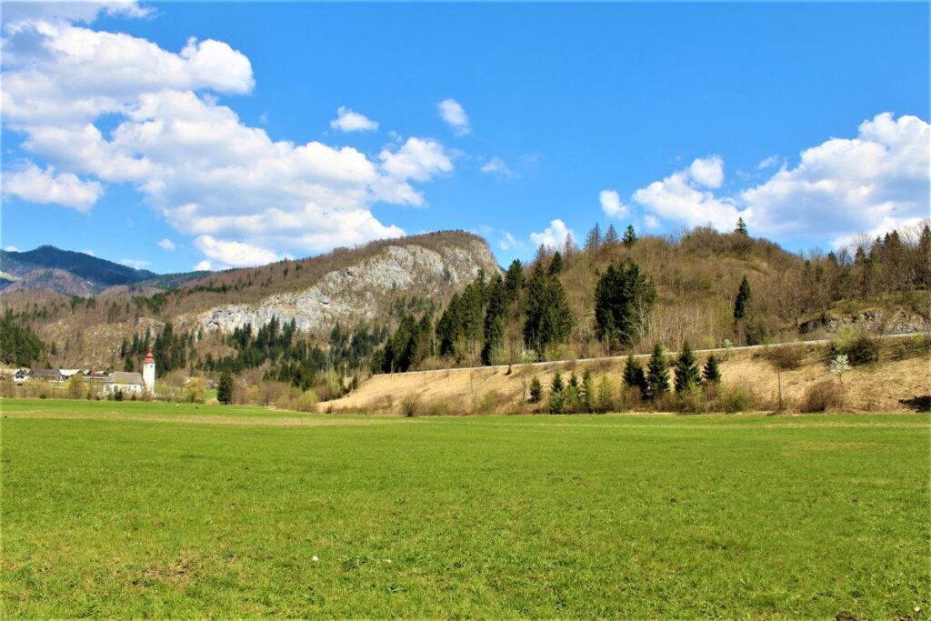Travnik v ospredju in vzpetina Ajdovski gradec v ozadju.