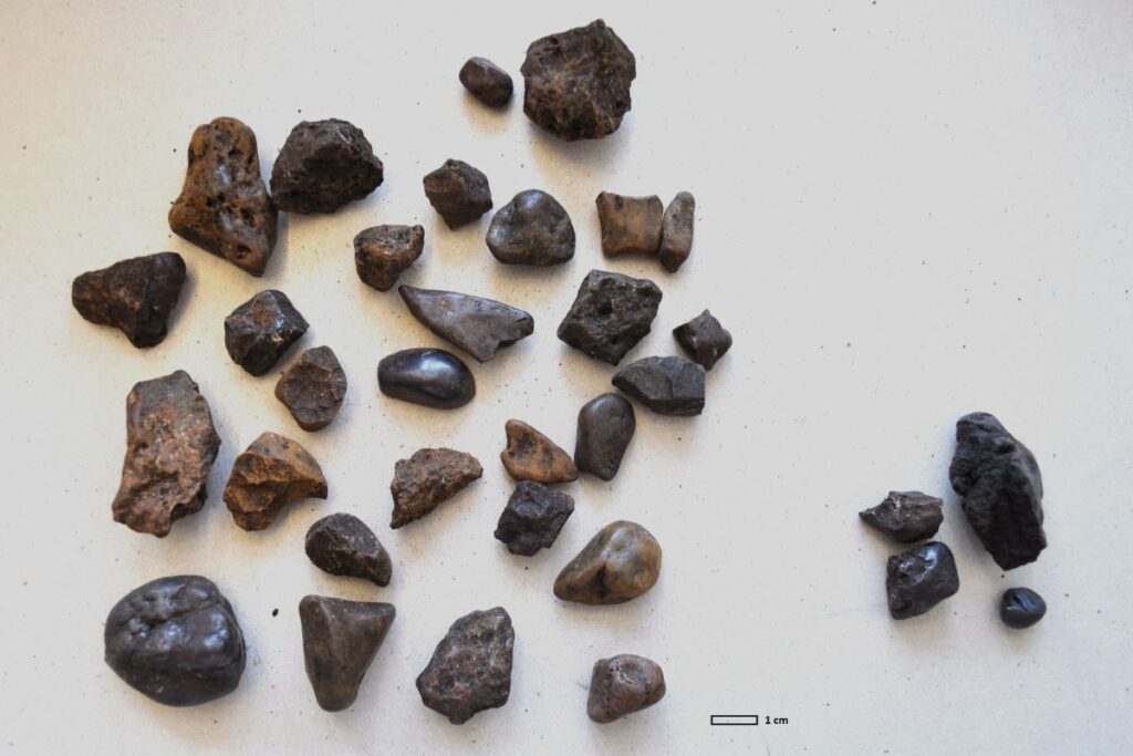 Kamni na beli podlagi.