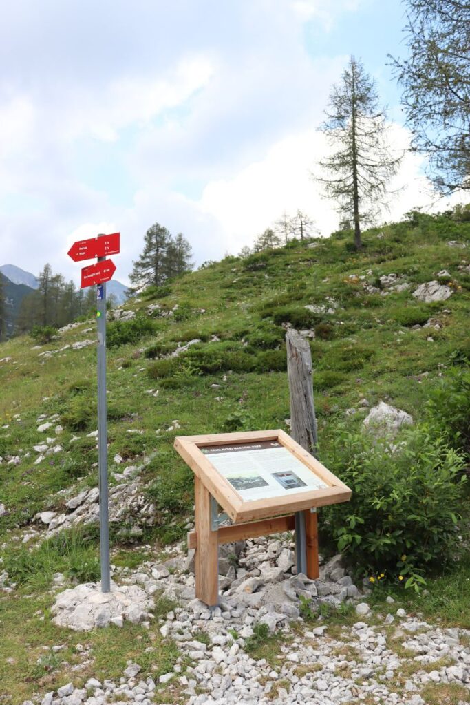 informativna tabla na arheološki poti Vogel