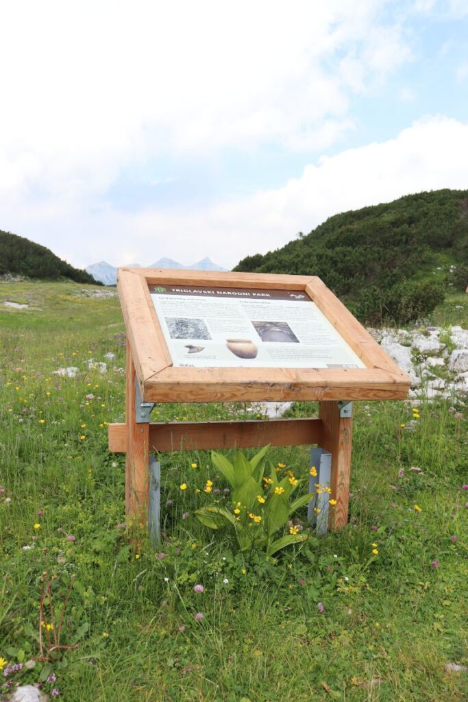 informativna tabla na arheološki poti Vogel