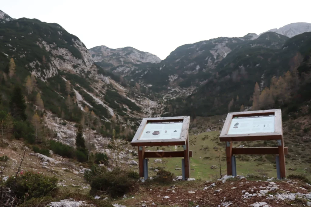 informativne table z gorami v ozadju