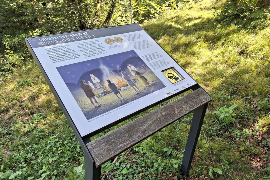 Informativna tabla v gozdu